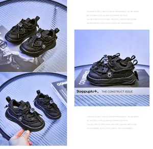 Détail de baskets noires pour enfants avec smiley blanc et lacets épais en corde