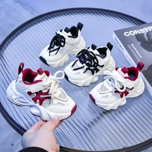 Dettaglio di sneaker traspiranti per bambini con chiusura a strappo e suola spessa