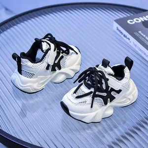 Dettaglio di sneaker in mesh traspirante per bambini con suola spessa e velcro