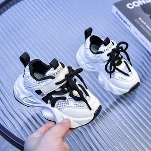 Dettaglio delle sneakers traspiranti per bambini con suole ammortizzate antiscivolo