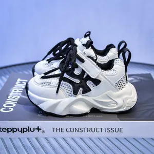 Dettaglio della maglia traspirante e della pelle sintetica sulle scarpe bimbi