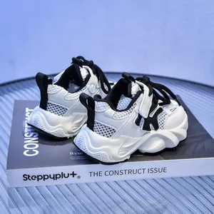 Dettaglio delle sneakers per bambini in mesh traspirante con suola spessa a forma di onda