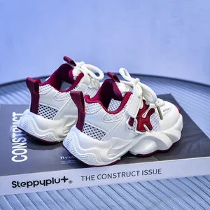 Dettaglio della tomaia in mesh traspirante e finiture in pelle su sneaker bimbo