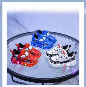 Détail de baskets lumineuses pour enfants style voiture de course avec semelles LED arc-en-ciel