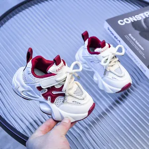 Dettaglio di scarpe sportive per bambini traspiranti con suola spessa e velcro