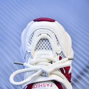 Dettaglio scarpe sportive in mesh bianco che mostra il tessuto traspirante