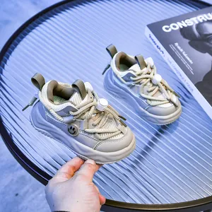 Détail de basket enfant en mesh respirant avec motif smiley et lacets à cordon de serrage