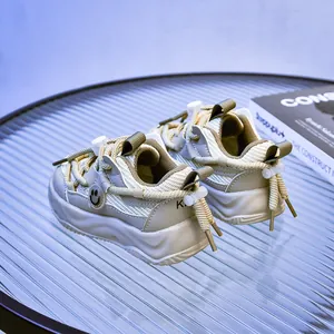 Détail de baskets en maille pour enfants avec logo smiley et talon marqué d'un K