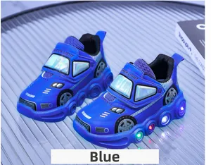Détail de baskets bleues pour enfants style voiture avec lumières LED et SHOCK LIGHT