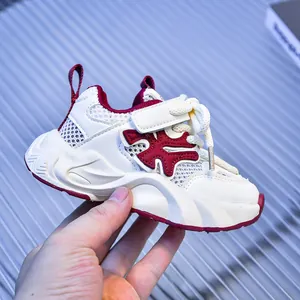 Dettaglio della tomaia in mesh traspirante e chiusura a strappo sulle sneaker per bambini