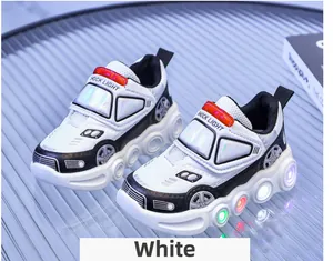 Détail de la semelle LED lumineuse sur baskets blanches pour enfants style voiture