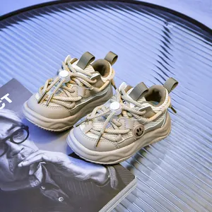Vue détaillée des baskets respirantes pour enfants avec semelles antidérapantes épaisses