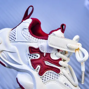 Dettagli di sneaker traspiranti per bambini con velcro e inserti in pelle rossa