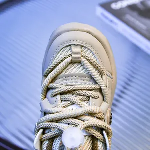 Détail des baskets respirantes pour enfants avec lacets épais tissés et cuir beige souple