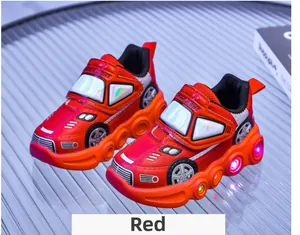 Détail de basket LED rouge pour enfant avec motif voiture et semelle antidérapante