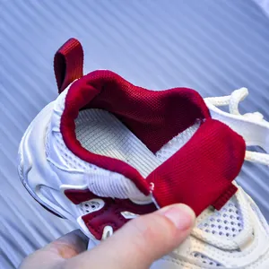 Dettaglio della fodera in rete traspirante e del colletto imbottito delle scarpe