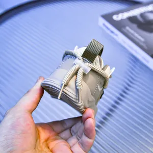 Gros plan sur baskets pour enfants avec mesh respirant et empiècements en cuir kaki