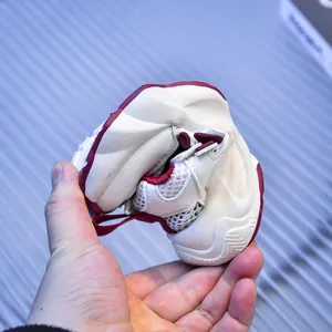 Vista dettagliata della suola flessibile e della rete traspirante delle scarpe bimbo
