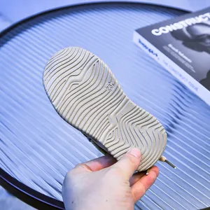 Détail de la semelle en caoutchouc antidérapante pour chaussures enfant avec motif de vague