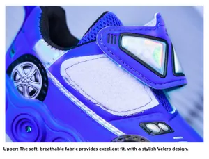 Détail macro de basket enfant avec maille respirante, décor de course et bande velcro
