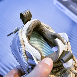 Détail de baskets pour enfants montrant la maille respirante et la semelle à carreaux