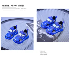 Détail des baskets enfants style voiture de course bleue avec lumières LED et mesh aéré