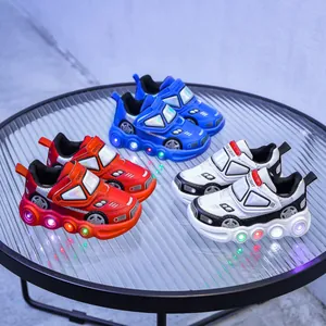 Détail des semelles lumineuses à LED colorées sur baskets pour enfants style voiture