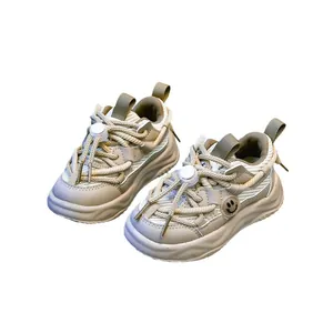 Baskets respirantes enfant en beige et kaki avec semelle antidérapante et motif sourire