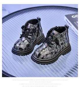 Détail de bottines enfant pailletées argent avec semelle en caoutchouc antidérapante