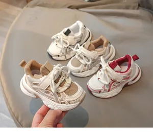 Gros plan de baskets respirantes pour enfants avec scratch et semelles antidérapantes