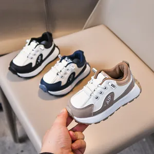 Sneaker retrò in pelle per bambini in nero, blu e marrone con suole spesse antiscivolo
