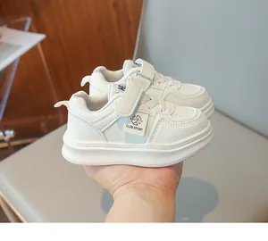 Vue détaillée de basket blanche enfant avec velcro et semelle antidérapante