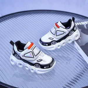 Détail de chaussures LED pour enfants avec design SHOCK LIGHT et style voiture de sport