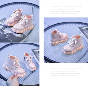 Détail de bottines roses à paillettes pour enfants avec lacets blancs et semelle gomme