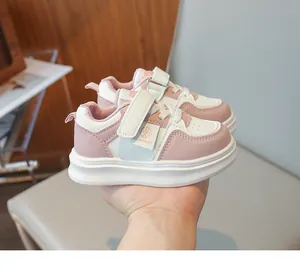 Détail de baskets roses et blanches pour tout-petits avec scratch et bout respirant