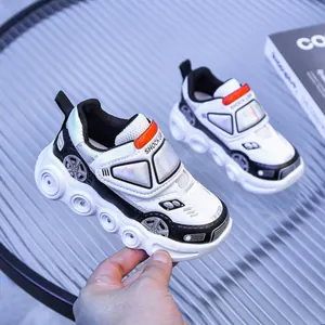 Détail du design de voiture de course pour baskets enfants avec roues LED et logo 'SHOCK LIGHT'