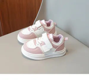 Détail de la basket rose et blanche pour enfant avec velcro et tige en cuir respirante