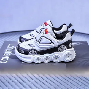 Vue latérale détaillée d'une chaussure de sport enfant thème course avec semelle lumineuse