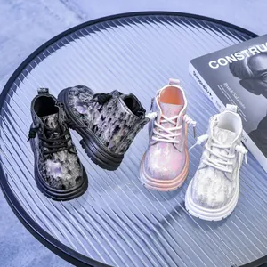 Détail de bottines scintillantes pour enfants en noir rose et blanc avec fermeture éclair