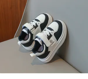 Détail de baskets en cuir pour enfants avec patte auto-agrippante et logo CLUB SPORT