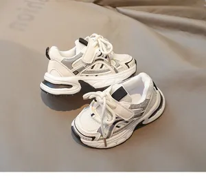 Détail de baskets de sport pour enfants en mesh respirant au style rétro dad shoes