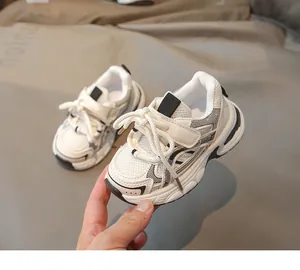 Détail de baskets pour enfants noir et blanc avec mesh respirant et bande velcro