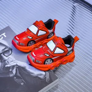 Détail de baskets enfant rouges en forme de voiture avec semelles LED et velcro pratique