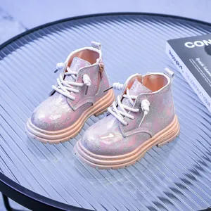 Détail de bottines roses pailletées pour filles avec fini irisé et semelles épaisses