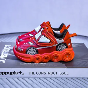 Détail d'une basket lumineuse rouge pour enfant au style voiture de course et semelle