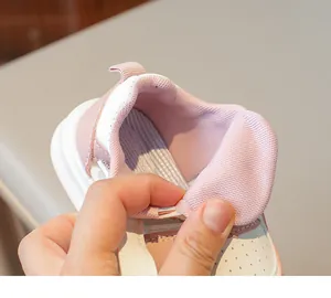 Détail du col rembourré souple et de la doublure en maille rose des baskets pour enfants
