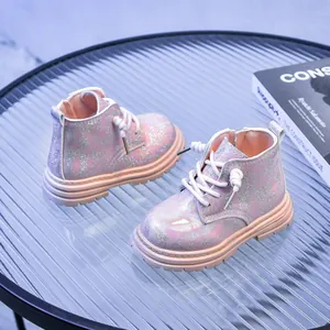 Détail de bottines roses pailletées pour filles avec semelles épaisses antidérapantes et zip
