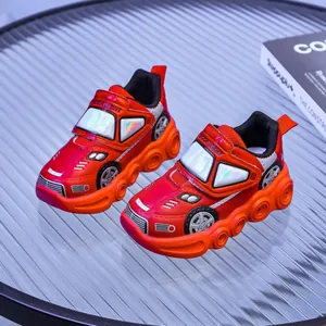 Détail de baskets enfant design voiture de course rouge avec dessus cuir et semelle lumineuse