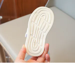 Détail de la semelle en caoutchouc blanc antidérapante taille 23 pour chaussures enfant