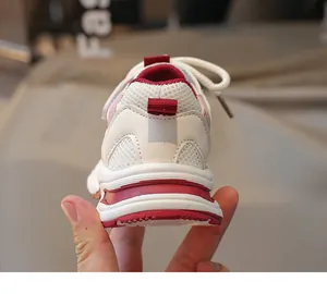 Gros plan détaillé du talon en maille respirante et cuir des baskets chunky pour enfants